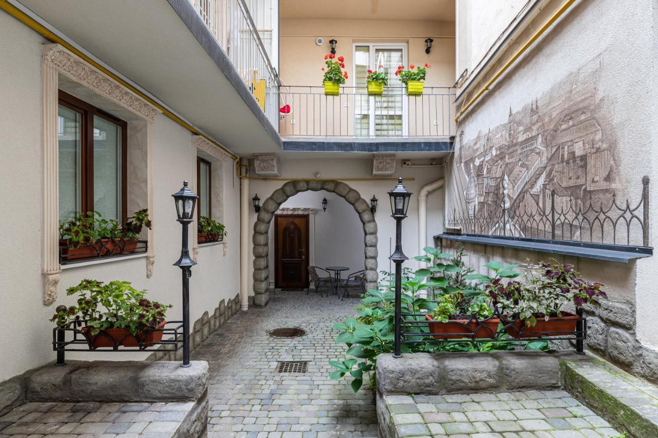 Rynok Square City Center Two Bedroom Apartment! Lviv Extérieur photo
