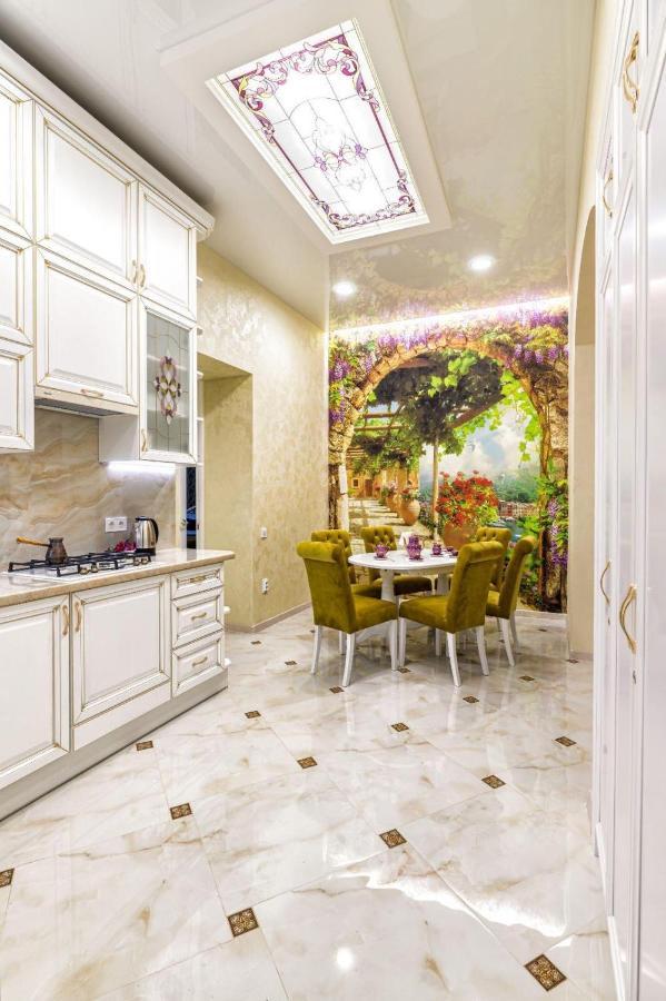 Rynok Square City Center Two Bedroom Apartment! Lviv Extérieur photo