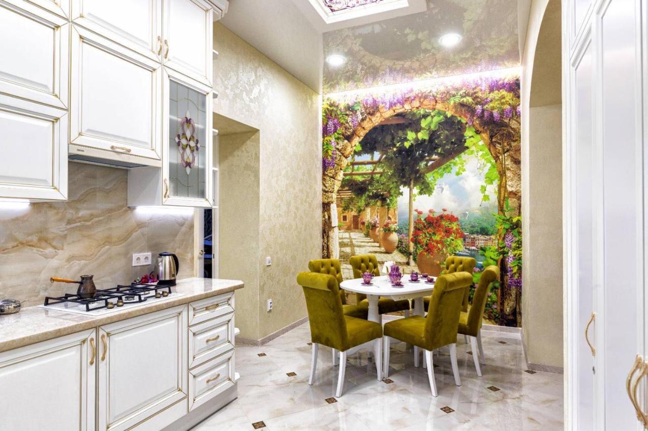 Rynok Square City Center Two Bedroom Apartment! Lviv Extérieur photo