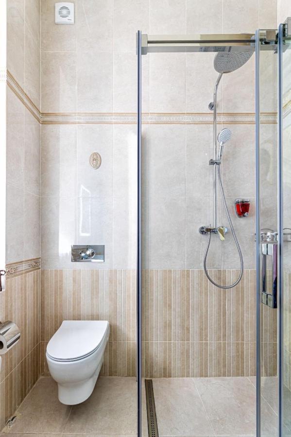 Rynok Square City Center Two Bedroom Apartment! Lviv Extérieur photo